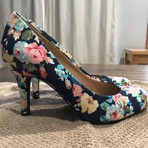 Women's Kelly & Katie Flowered Print Shoes Navy Floral 3" High Heels Sz 9.5